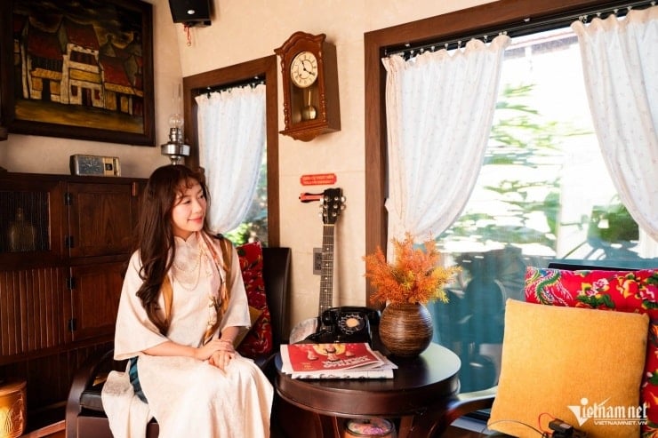 Thuy Duong mengalami pengalaman menaiki kereta api O Cau Den. Pelancong wanita itu memilih memakai ao dai untuk mengambil gambar yang mengagumkan.