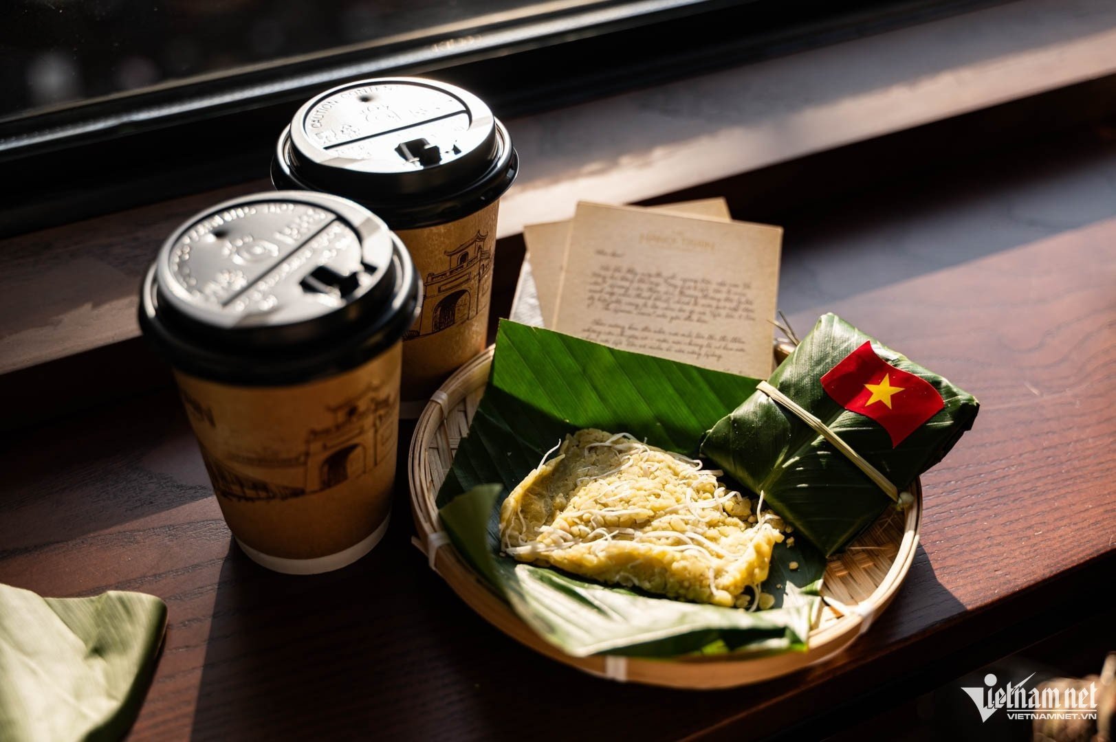 Di atas bot, pelancong dihidangkan dengan nasi likat, donat manis, teh longan...