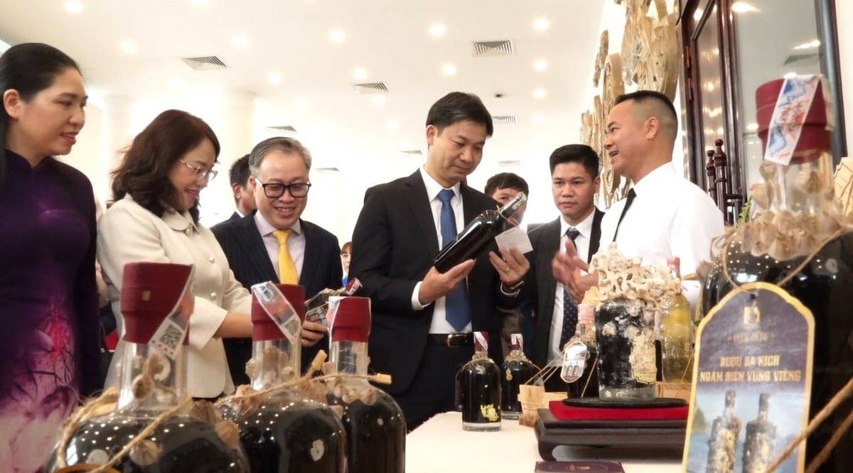 کاروباری اداروں اور کوآپریٹیو نے مصنوعات کی پیکیجنگ ڈیزائن کو جدید سمت میں بہتر کیا ہے۔ تصویر: Nguyen Thanh.