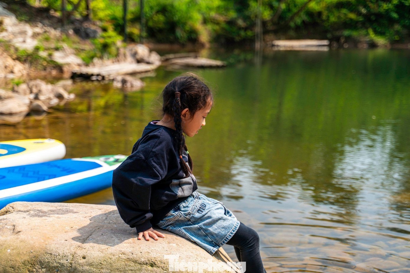 ...o participar en actividades de camping, acampar junto al arroyo, paseos en bote.