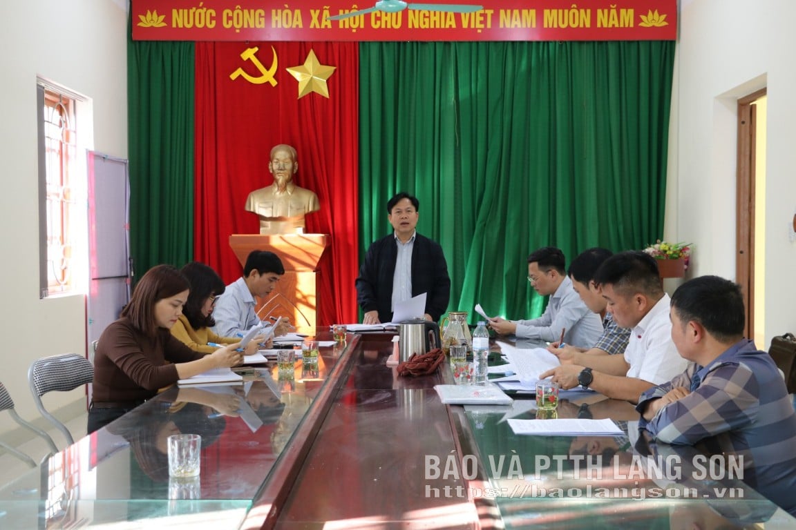 Ledare för jordbruks- och miljödepartementet talade vid inspektionsmötet.