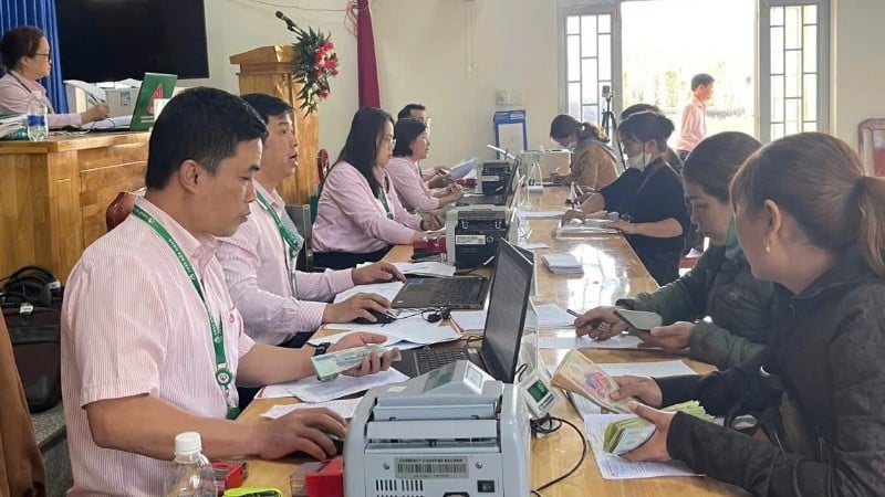 Điểm giao dịch của Ngân hàng Chính sách xã hội tỉnh Lâm Đồng tích cực phục vụ nhân dân vay vốn sau sáp nhập.