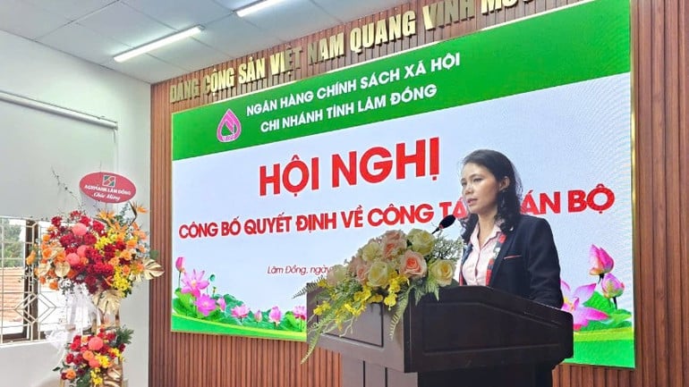 giam-doc-nhcsxh-tinh-lam-dong-ba-nguyen-thi-ngoc-thu-chu-tri-hoi-nghi-cong-bo-quyet-dinh-cong-tac-can-bo-cua-don-vi-2308.jpg