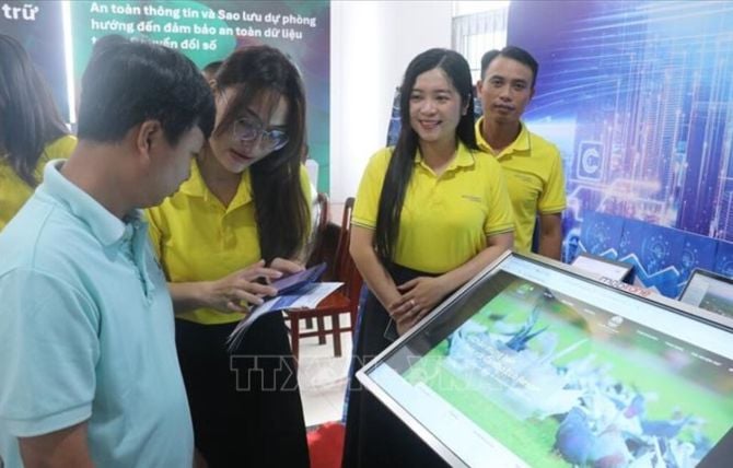 Giới thiệu sản phẩm, dịch vụ công nghệ thông tin, kỹ thuật số, chuyển đổi số cho doanh nghiệp tại hội thảo “Các nền tảng số ứng dụng trong doanh nghiệp vừa và nhỏ, các hợp tác xã gắn với an toàn thông tin trong chuyển đổi số”, tại thành phố Rạch Giá, tỉnh Kiên Giang ((cũ) nay là tỉnh An Giang). Ảnh tư liệu: Lê Huy Hải/TTXVN.