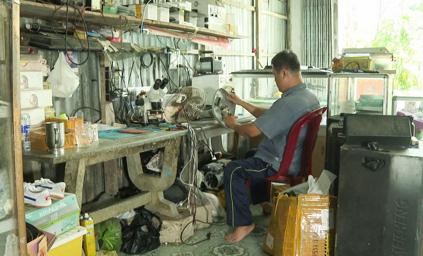 Cửa tiệm điện tử nhỏ là nơi anh Tùng sống trọn với đam mê.