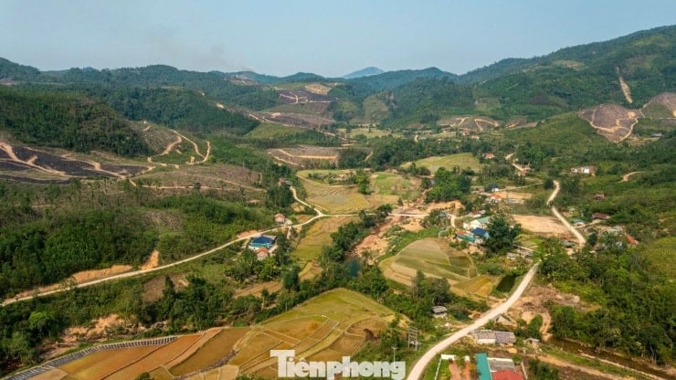 ทิวทัศน์แบบพาโนรามาของหุบเขากึ๋งที่มีหลังคาและทุ่งนาขั้นบันไดท่ามกลางภูเขาและป่าไม้สีเขียวชอุ่ม