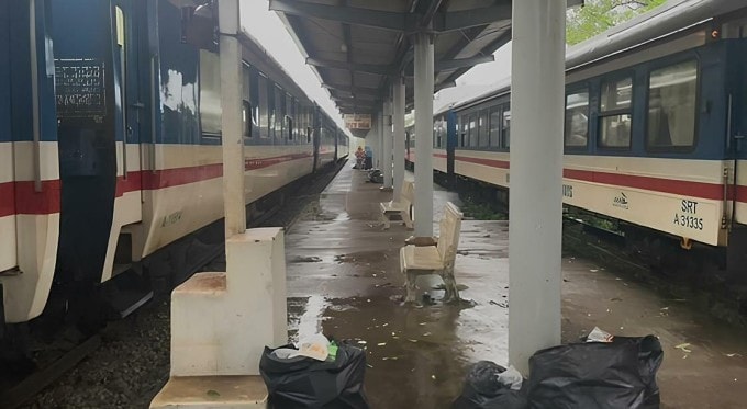 El tren quedó atascado en la estación de Tuy Hoa debido a las inundaciones el 19 de noviembre.
