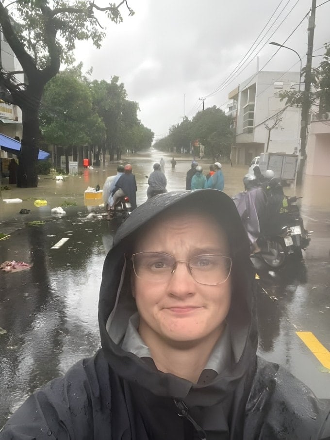 Nicola afuera en las calles de Tuy Hoa.