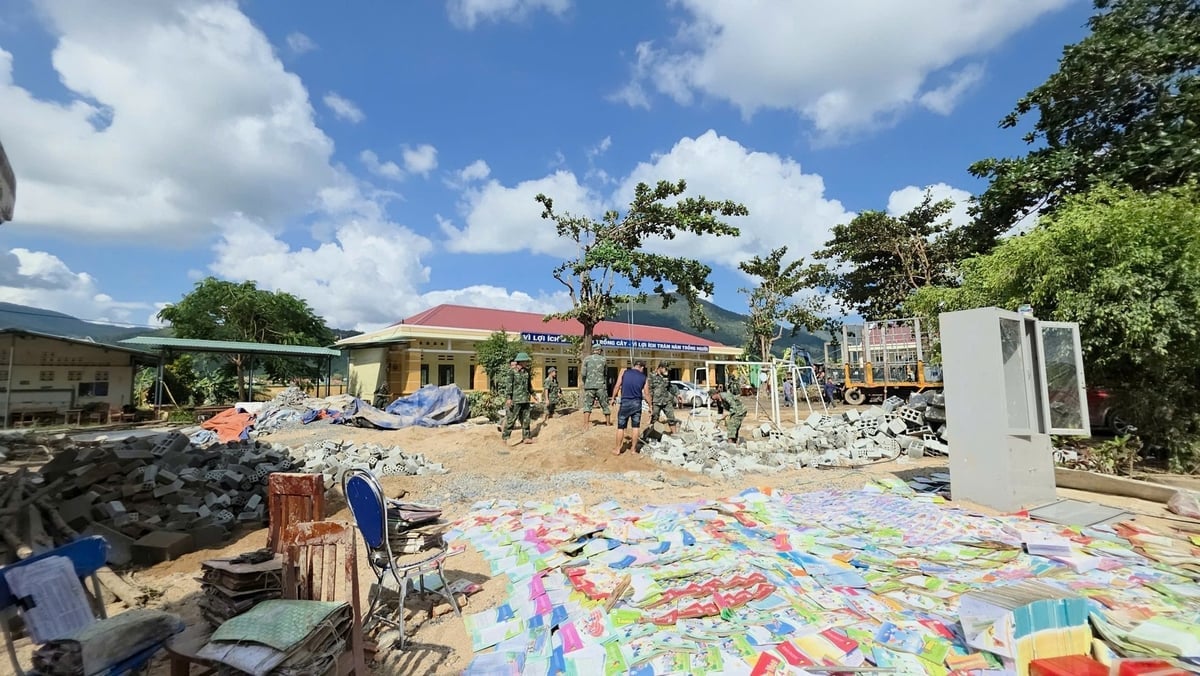 Công tác khắc phục sau lũ trong ngành giáo dục được tiến hành khẩn trương, đảm bảo các trường sớm trở lại dạy và học. Ảnh: Trần Thọ.