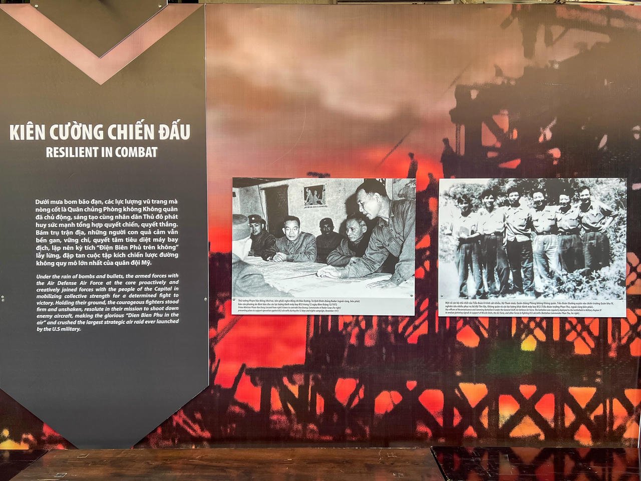 Výstava „Touha po míru“ je návštěvníkům k dispozici do 25. prosince 2025 v historickém areálu věznice Hoa Lo (Hanoj) (foto: P.V.)