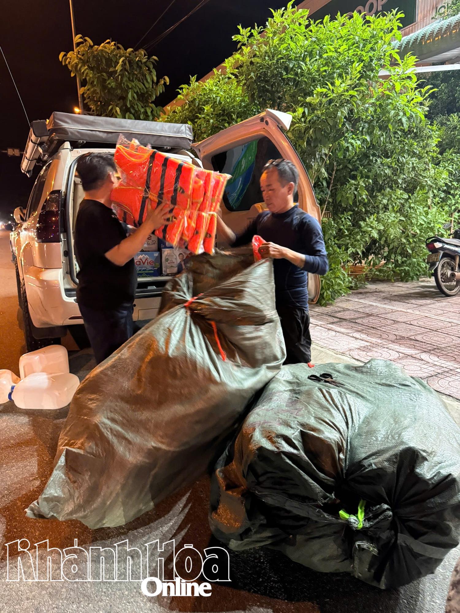 PNF 클럽 회원들은 사람들을 구조하기 위해 구명조끼와 물을 준비합니다.