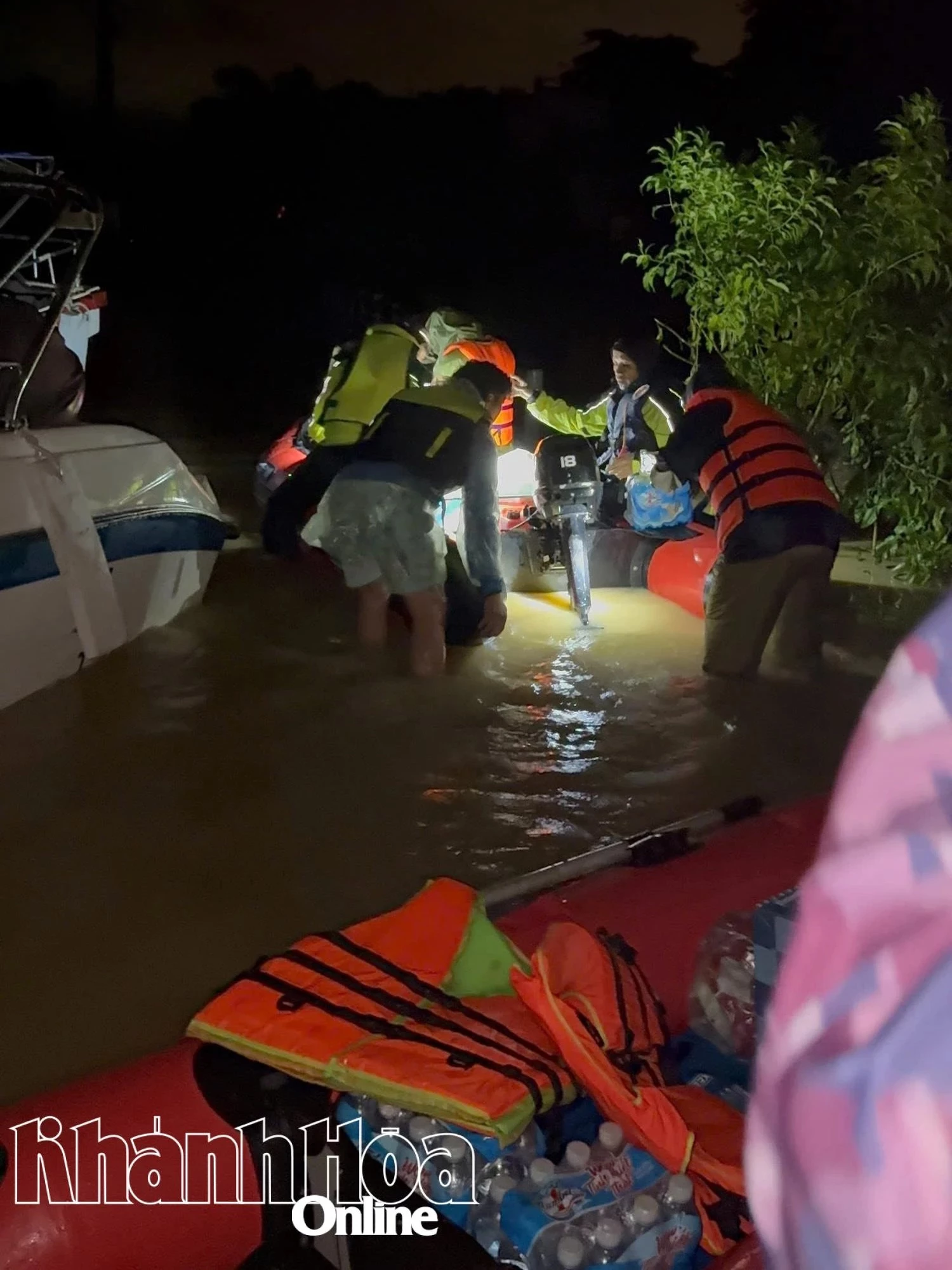회원들은 보응우옌지압 거리(남나트랑 구)에서 사람들을 구조하기 위해 보트를 탔습니다.