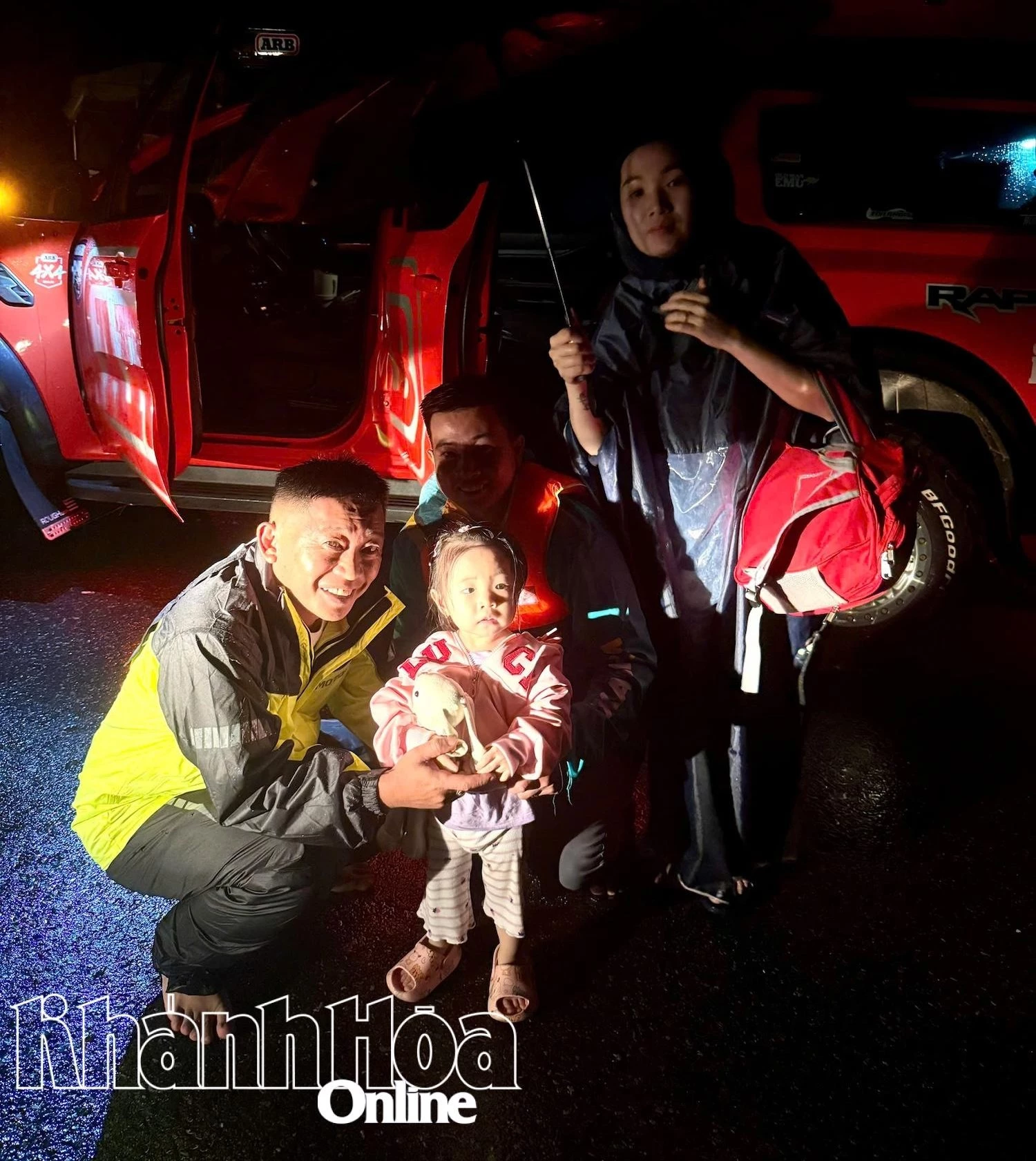 Vo Nguyen Giap 거리의 한 가족이 PNF에 의해 구조되어 안전하게 구조되었습니다.