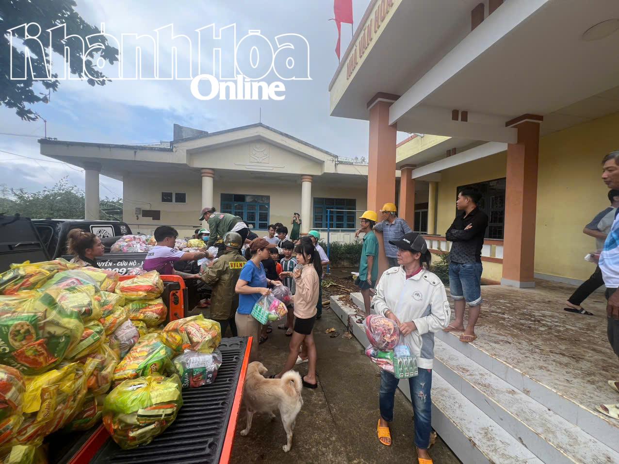 PNF 대표단이 칸빈 공동체의 홍수 피해자들에게 선물을 전달했습니다.