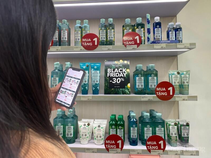 Klienci porównują ceny online i offline bezpośrednio w sklepie