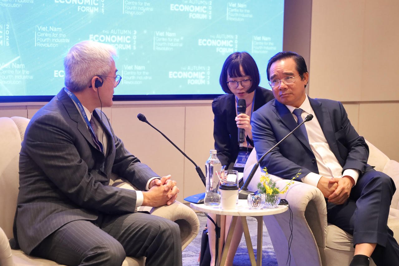 Ketua Komite Rakyat Kota Ho Chi Minh Nguyen Van Duoc berdiskusi dengan para tamu.