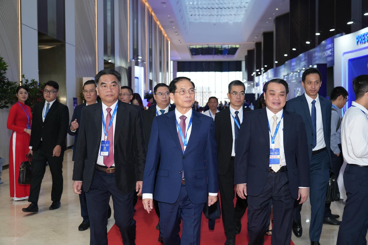 Wakil Perdana Menteri Bui Thanh Son dan para pemimpin Kota Ho Chi Minh menghadiri acara bincang-bincang inspiratif untuk kaum muda.