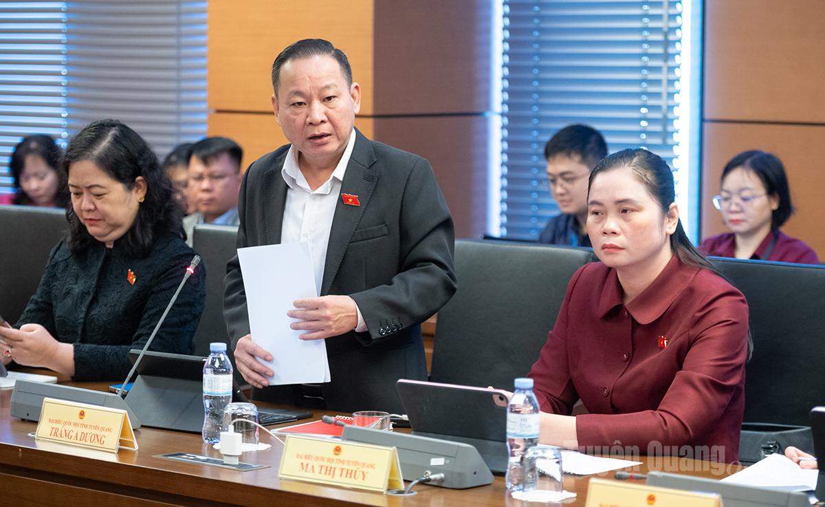 Đại biểu Tráng A Dương phát biểu thảo luận