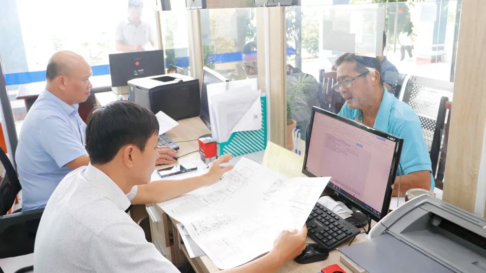 A Phu Dong kerület népi bizottságának tisztviselői intézik az emberek adminisztratív eljárásait