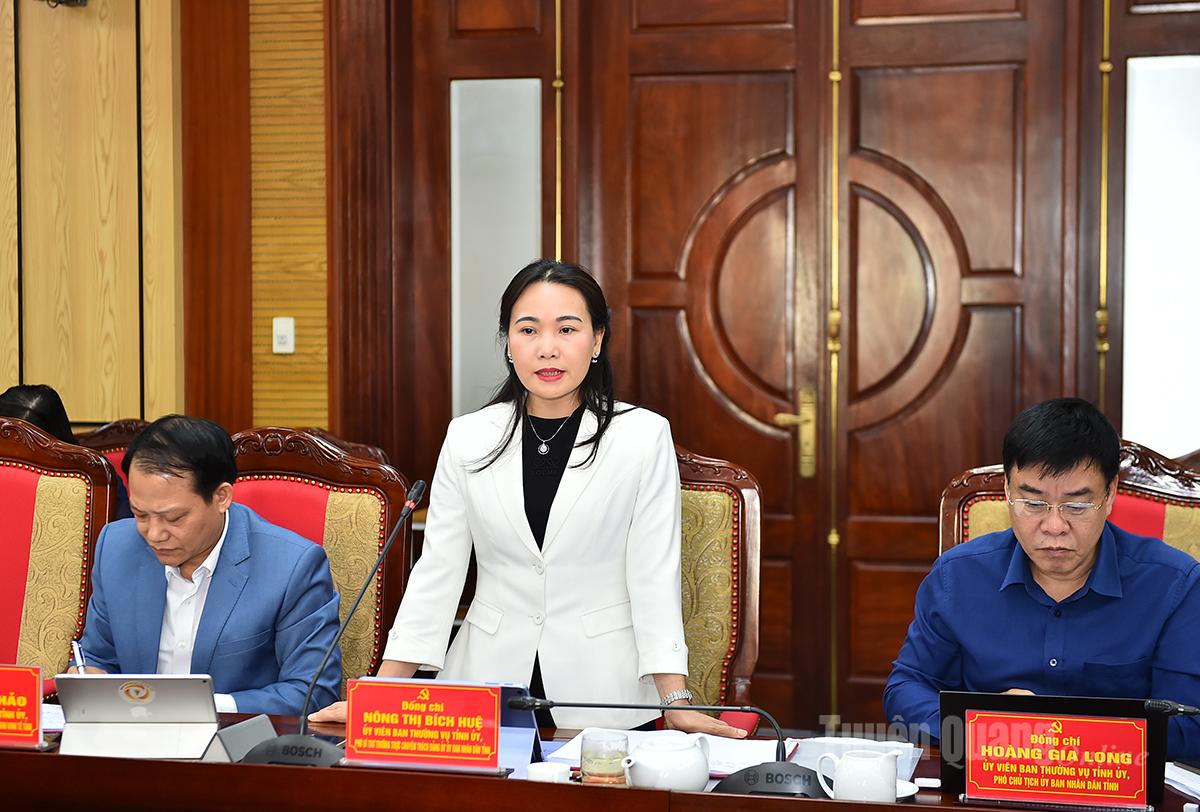 На конференції виступив товариш Нонг Тхі Біч Хюе, постійний заступник секретаря провінційного партійного комітету.