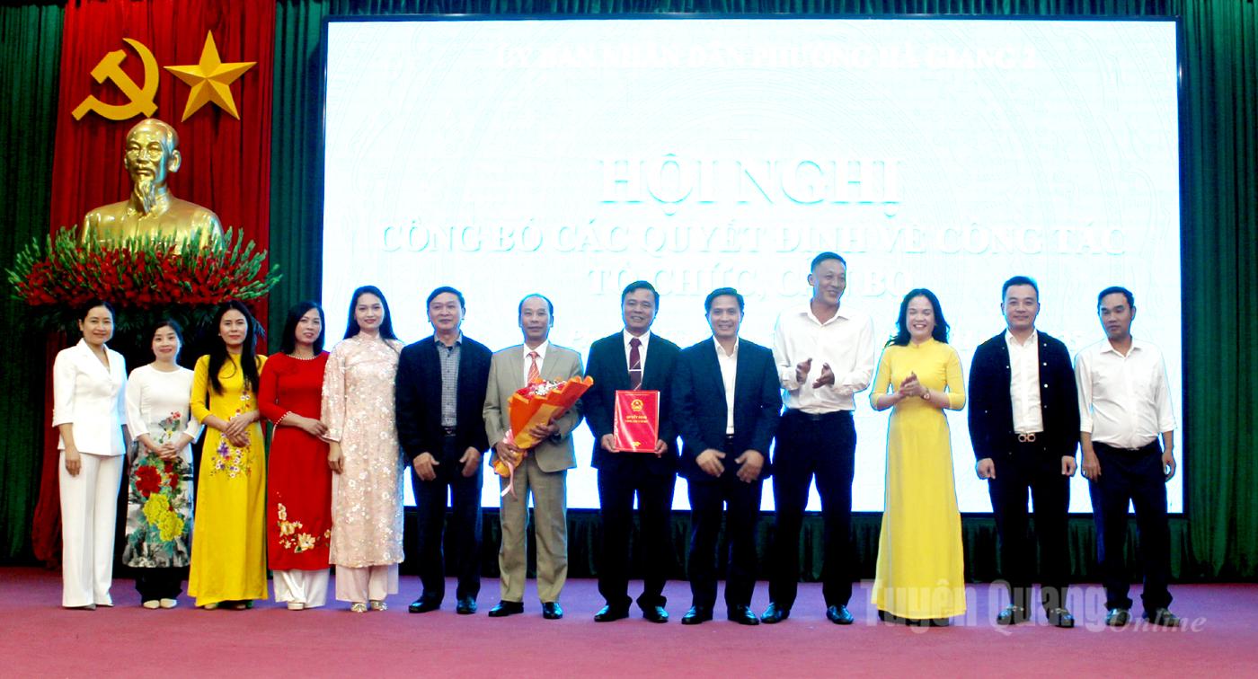 Leiders van de wijk Ha Giang 2 presenteerden het besluit en feliciteerden het Openbare Dienstencentrum van de wijk Ha Giang 2.