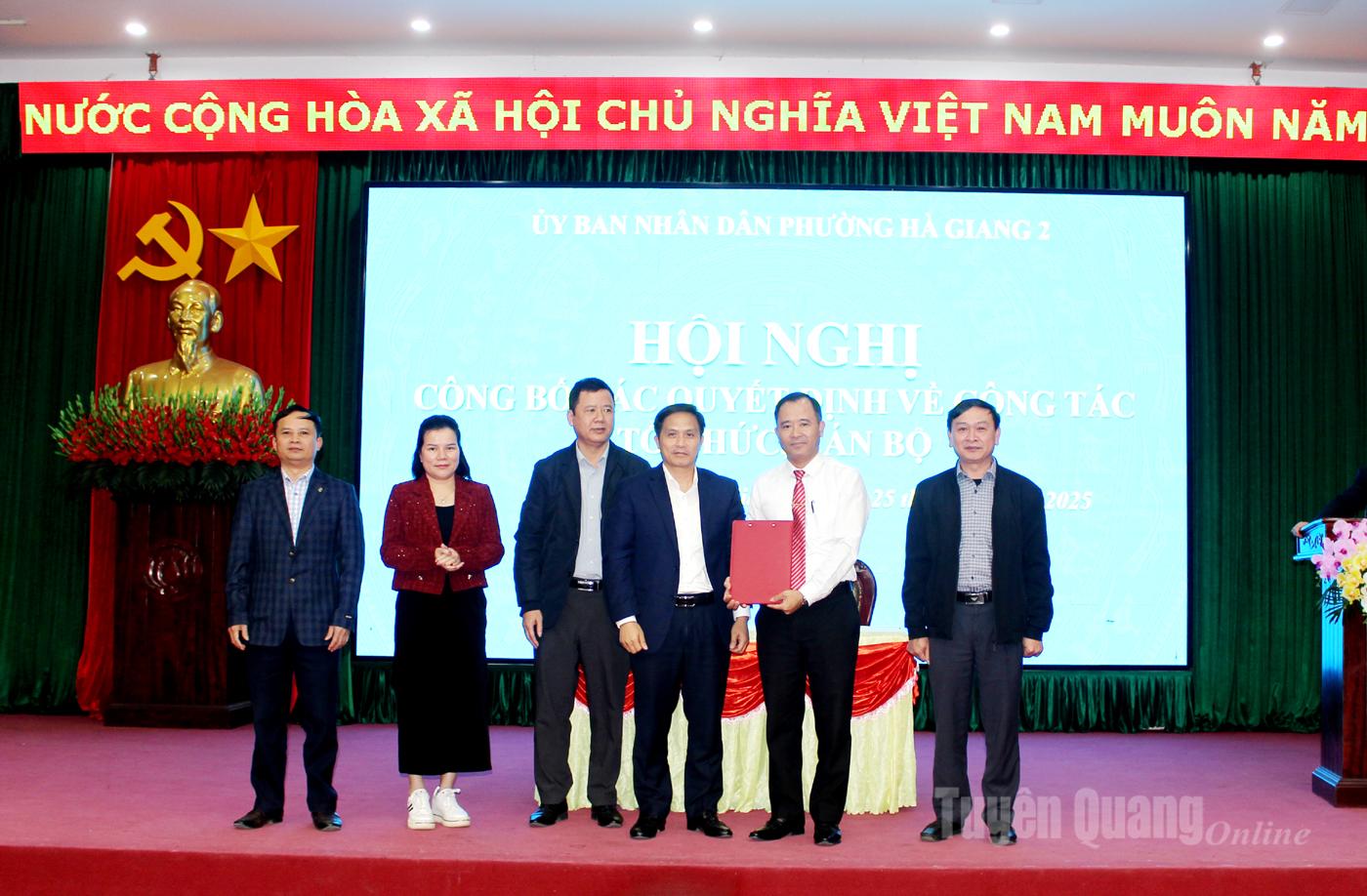 De leiders van het Volkscomité van de wijk droegen de verenigingsorganisaties over aan het Comité van het Vietnamese Vaderlandsfront van de wijk Ha Giang 2.