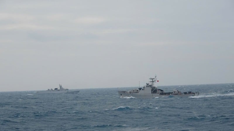 베트남 해군의 09 및 17 함대 전대와 중국 해군의 630 및 649 함대 전대가 대형 기동을 연습하고 있습니다.