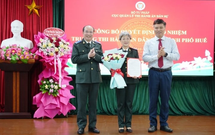 سول ججمنٹ انفورسمنٹ مینجمنٹ ڈیپارٹمنٹ کے ڈائریکٹر Nguyen Thang Loi اور ہیو سٹی پارٹی کمیٹی کی تنظیمی کمیٹی کے سربراہ Phan Xuan Toan نے محترمہ Phan Thuy Duong کو مبارکباد دینے کے لیے فیصلہ اور پھول پیش کیے۔