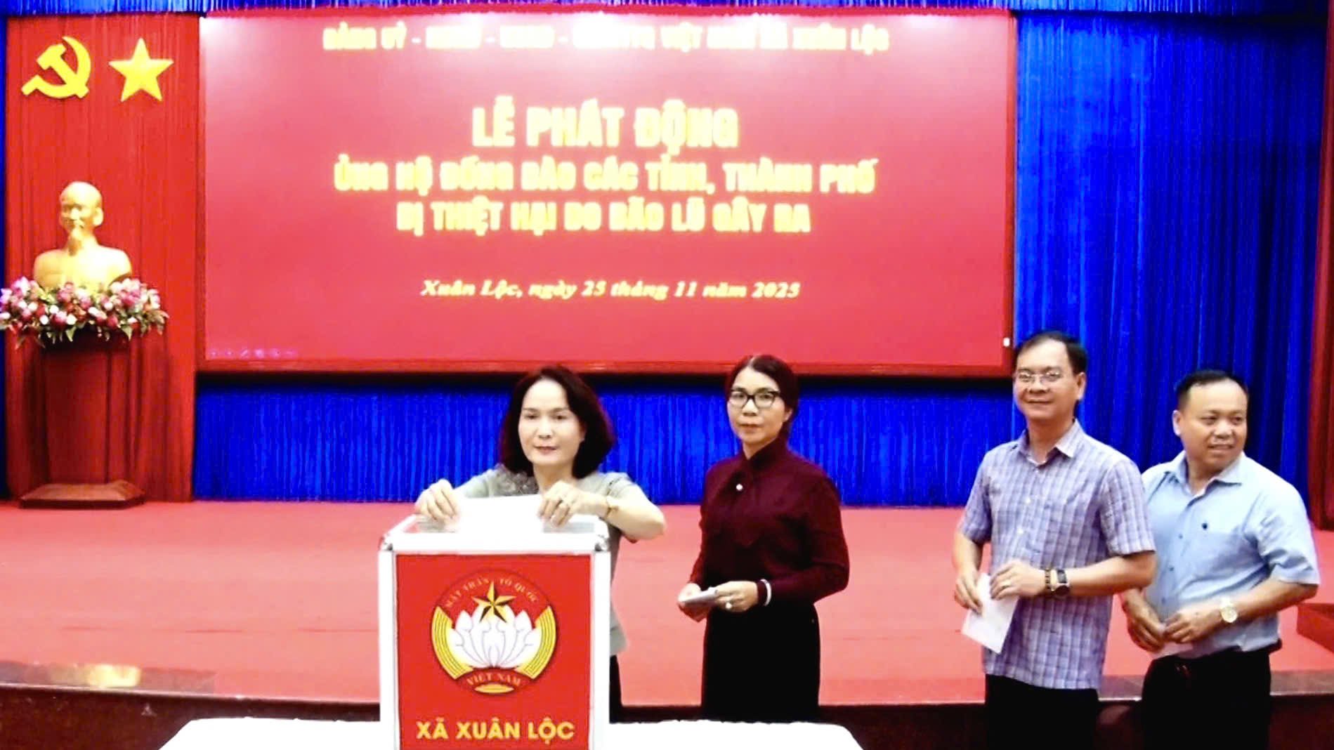 Xuan Loc komünü liderleri, 25 Kasım 2025 öğleden sonra fırtına ve sellerden etkilenen insanlara destek oluyor. Fotoğraf: Contributor