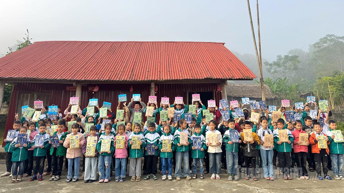 Die Delegation überreichte Schülern der Buc Tram Schule und der Hoa An Grundschule Geschenke.