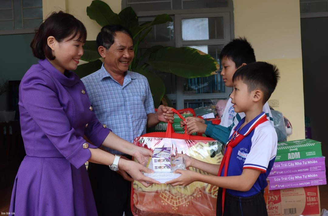 مدرسة نغو جيا تو الابتدائية (ثانه نهات وارد)