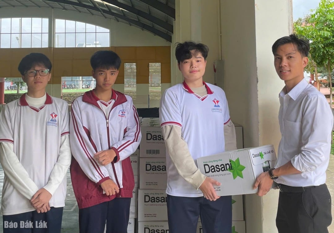 طلاب مدرسة دونغ دو الثانوية والإعدادية (منطقة تان آن) يدعمون الضروريات للمتضررين من الفيضانات.