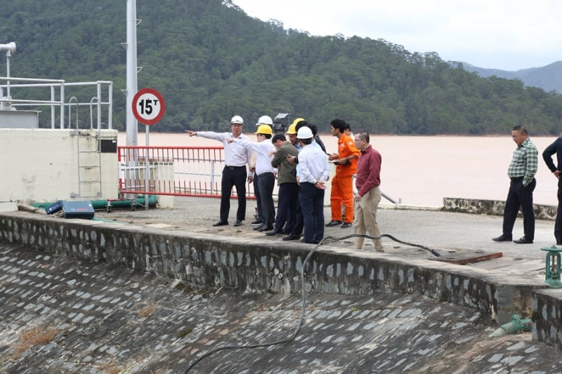 람동 수력발전소는 저수지 운영 절차를 엄격히 준수해야 합니다.