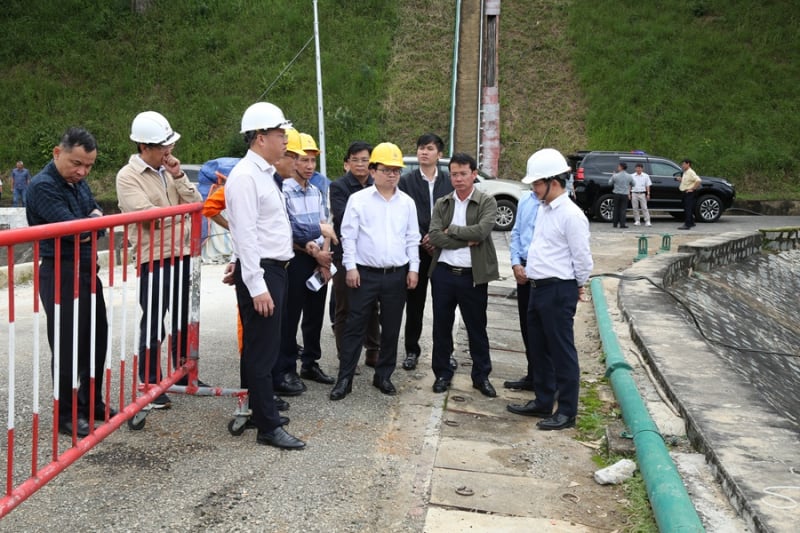 람동 수력발전소는 저수지 운영 절차를 엄격히 준수해야 합니다.