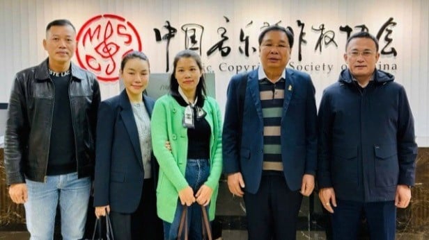 Generaldirektör för Vietnam Music Copyright Protection Center Dinh Trung Can (andra från höger) vid mötet för International Union of Composers and Lyricists Associations, som hölls i Peking, Kina, oktober 2025.