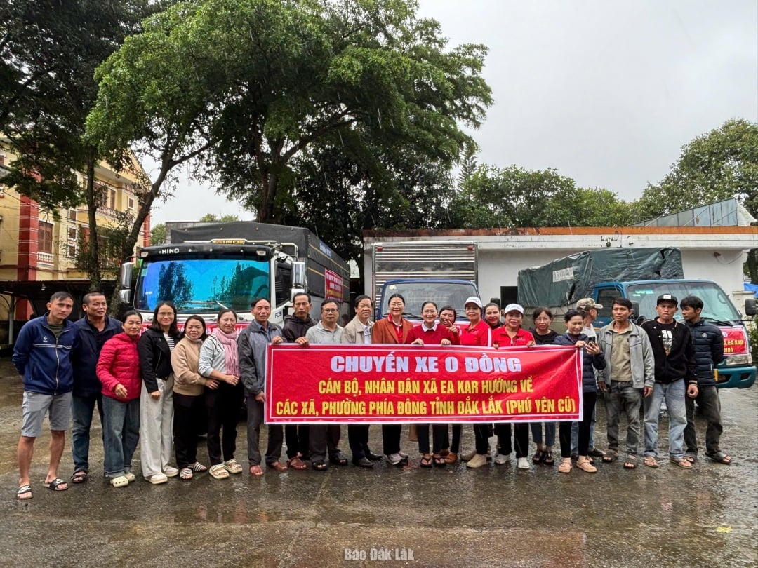 9 gratisturer fra Ea Kar kommune fraktet 85 tonn varer til flomofrene i den østlige delen av provinsen.