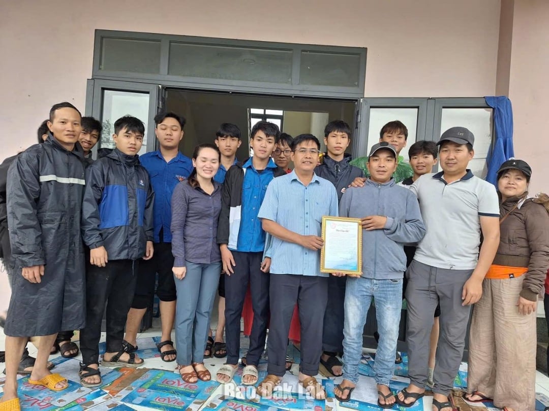 Den vietnamesiske fedrelandsfrontkomiteen i Ea Kar kommune og lokale enheter overrakte hjelpegaver til Binh Kien-distriktet.