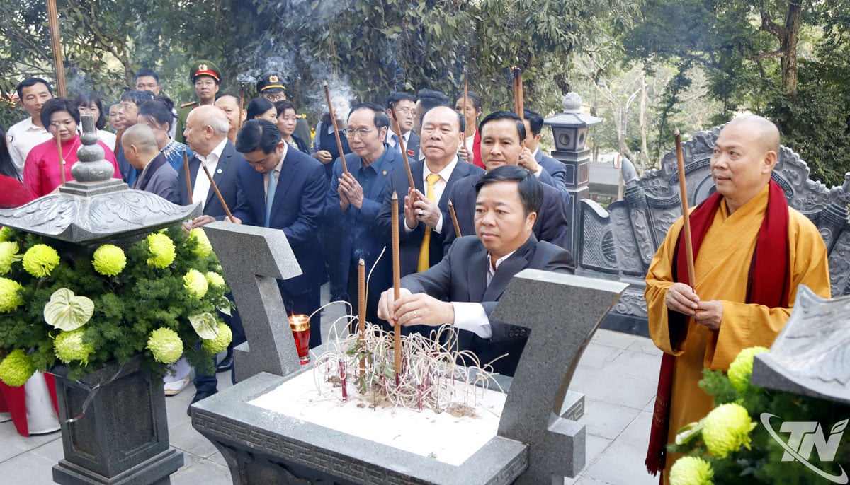 Comrade Bui Van Luong - Member of the Provincial Party Standing Committee, Vice Chairman of Thai Nguyen Provincial People's Committee offered incense at Duom Temple