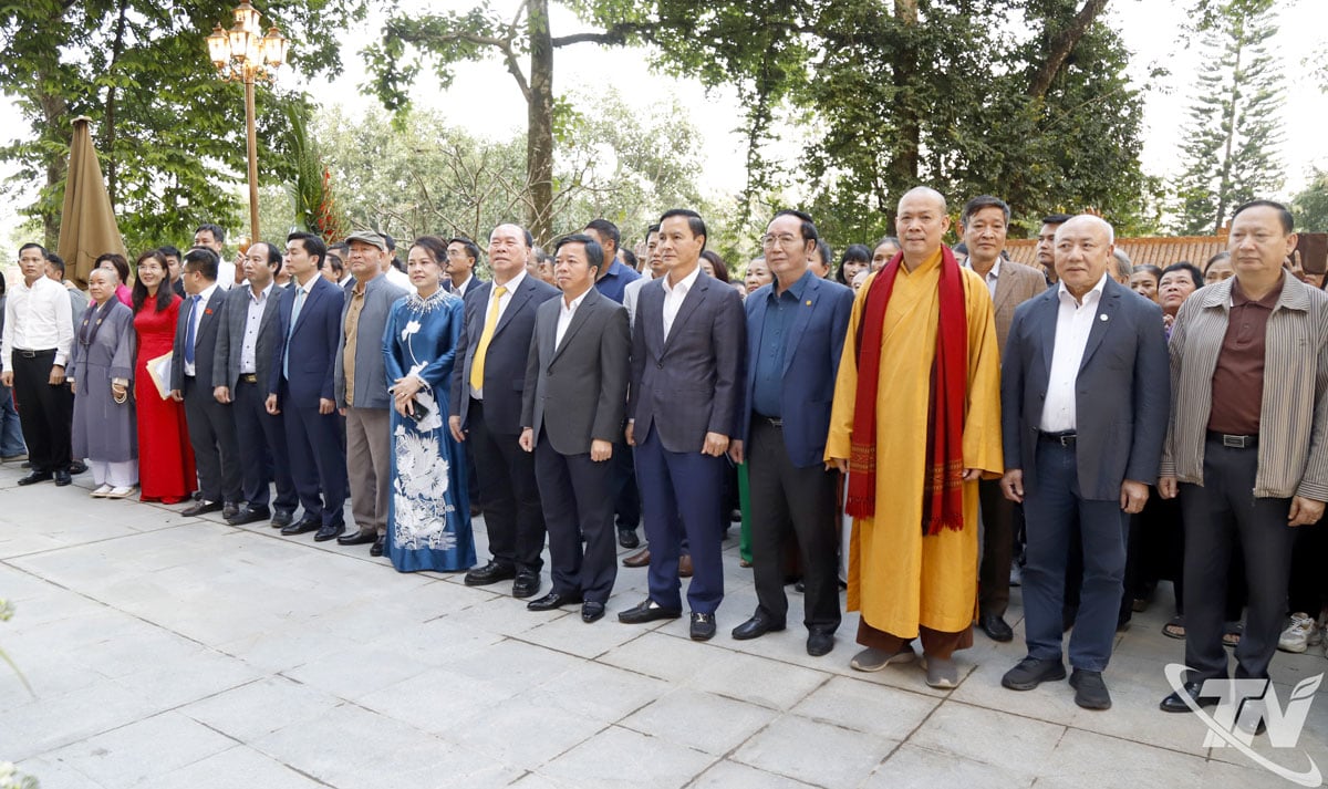 Delegation offered incense at Duom Temple.