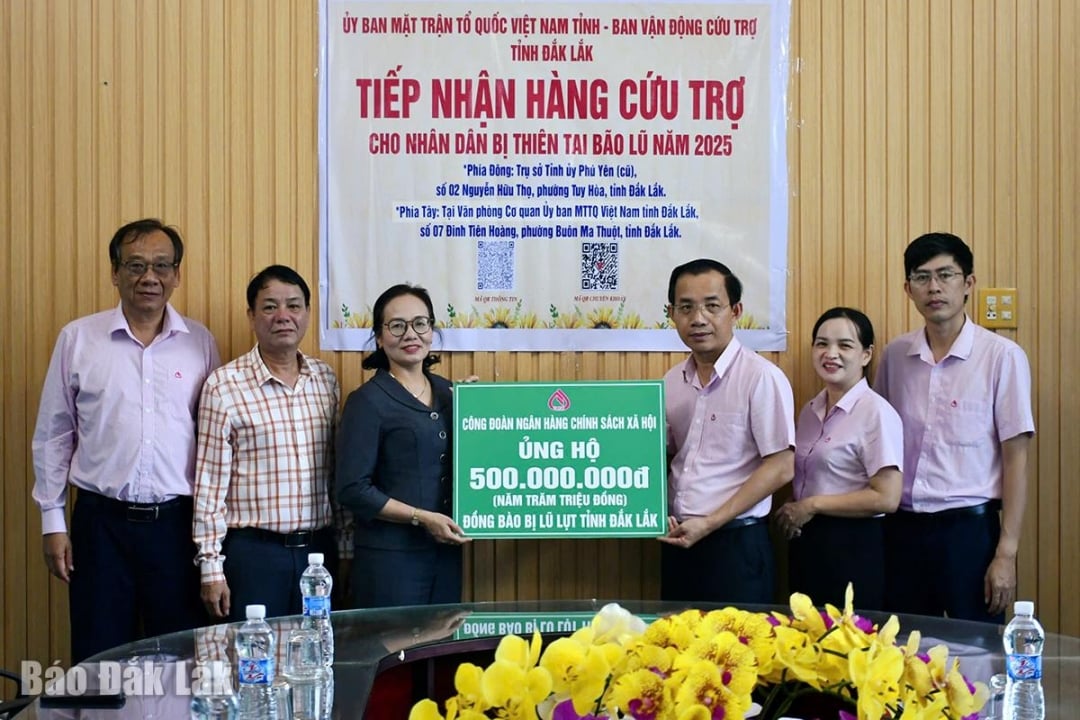 Το Διοικητικό Συμβούλιο του Επαρχιακού Υποκαταστήματος Dak Lak της Τράπεζας Κοινωνικών Πολιτικών του Βιετνάμ και εκπρόσωποι του Συνδικάτου της Τράπεζας Κοινωνικών Πολιτικών του Βιετνάμ προσέφεραν 500 εκατομμύρια VND για την υποστήριξη των ανθρώπων στις πληγείσες από τις πλημμύρες περιοχές.