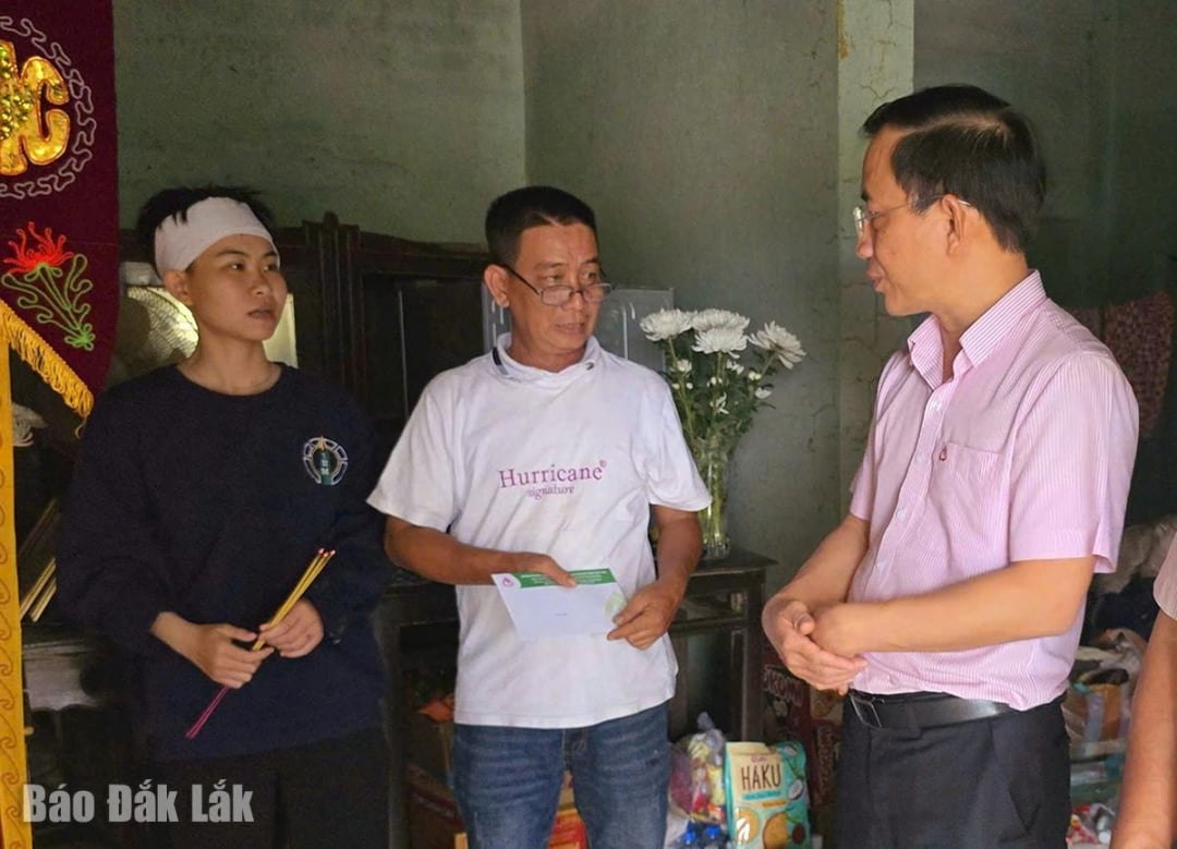 Ο κ. Dao Thai Hoa συμμερίζεται την απώλεια της οικογένειας του κ. Ta Tan Chau (κομμούνα Hoa Thinh).