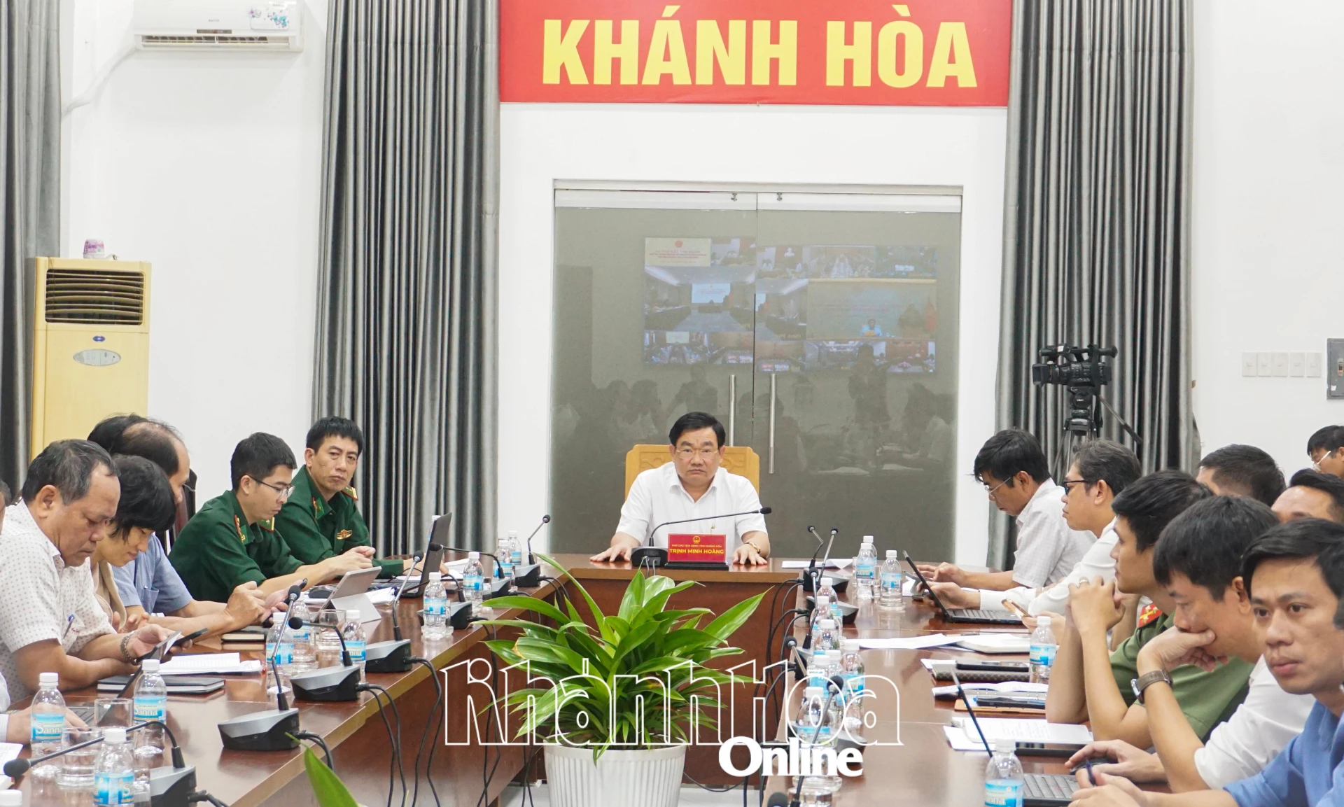 Rakan seperjuangan Trinh Minh Hoang dan perwakilan yang hadir di titik jambatan wilayah Khanh Hoa