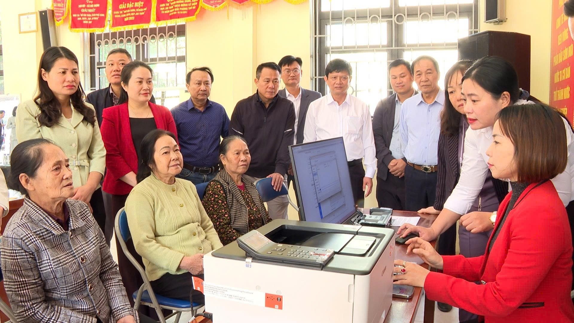 Hoài Đức ra mắt 5 điểm hỗ trợ thủ tục hành chính công trực tuyến- Ảnh 2.