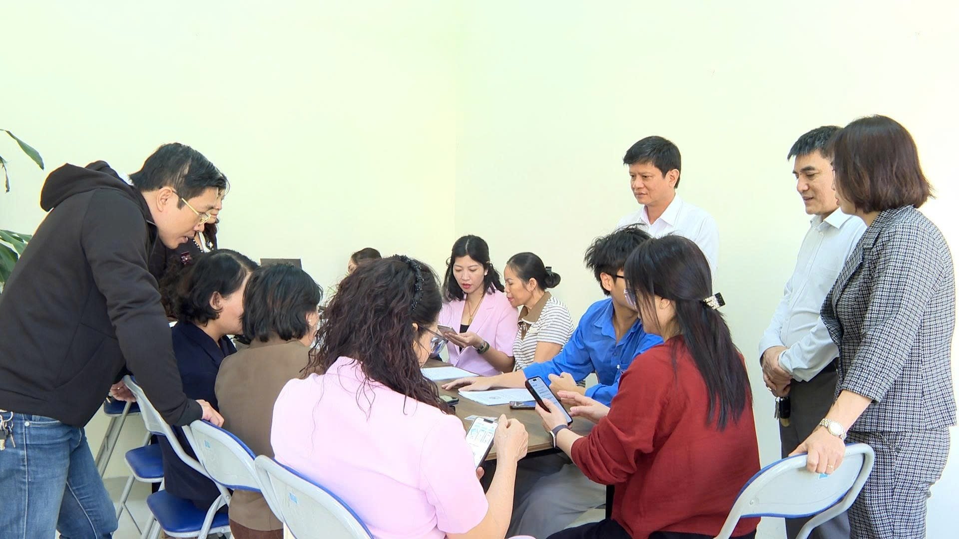 Hoài Đức ra mắt 5 điểm hỗ trợ thủ tục hành chính công trực tuyến- Ảnh 3.