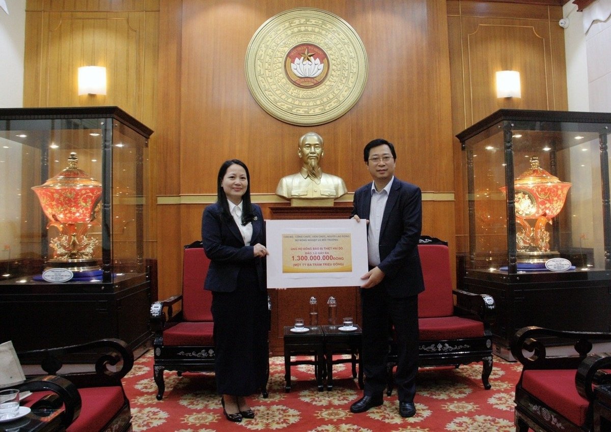 Ngày 25/11, tại trụ sở Cơ quan Ủy ban Trung ương MTTQ Việt Nam, bà Phan Thị Huệ - Phó Chủ tịch Công đoàn Nông nghiệp và Môi trường Việt Nam đã trao số tiền ủng hộ 1,3 tỷ đồng của công chức, viên chức và người lao động trong ngành. Ảnh: Mai Đan.