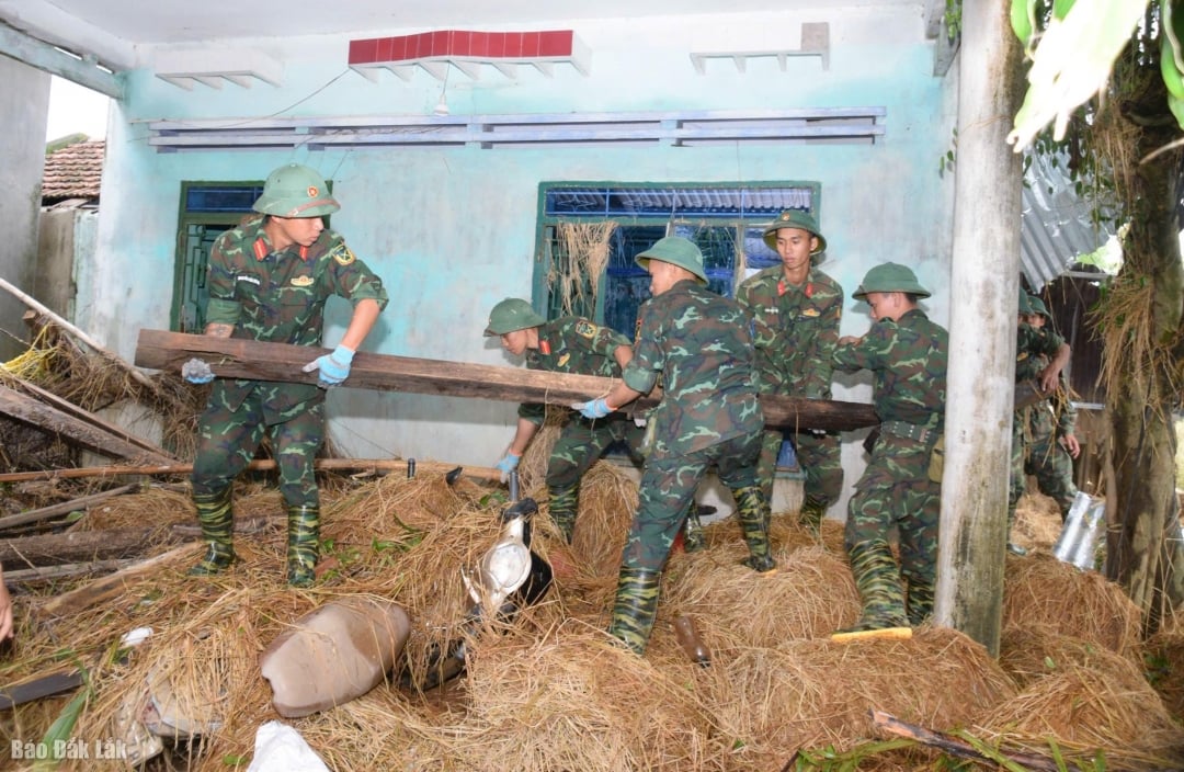 Żołnierze 315. Dywizji pomagają mieszkańcom gminy Hoa Thinh uprzątnąć gruzy po powodzi.