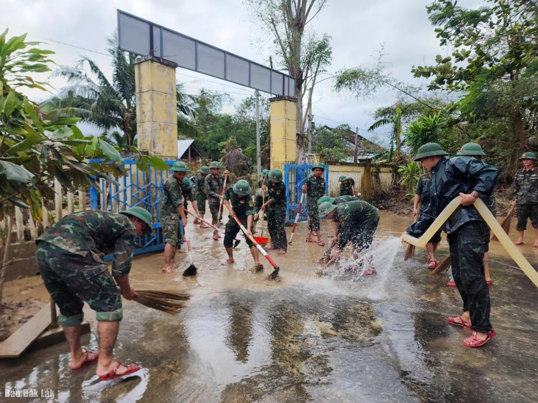 Żołnierze biorą udział w sprzątaniu szkół w gminie Dong Xuan