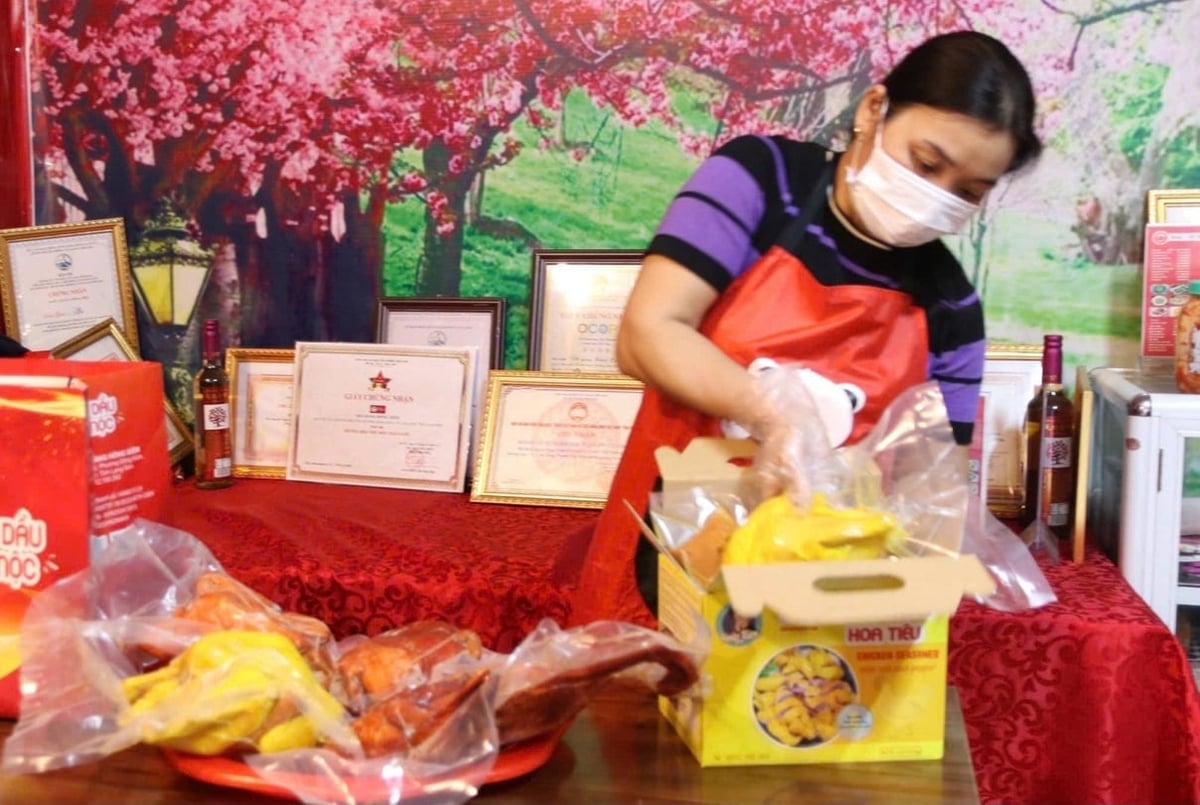 Nhân viên cơ sở Hồng Xiêm nhanh tay đóng gói từng con gà ủ muối hoa tiêu, giữ trọn hương hồi trong mỗi mẻ thành phẩm. Ảnh: Hoàng Nghĩa.