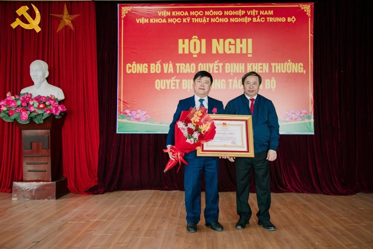 Ông Phạm Văn Linh (bên trái) đón nhận Huân chương Lao động hạng Hai của Chủ tịch nước. Ảnh: Ngọc Linh