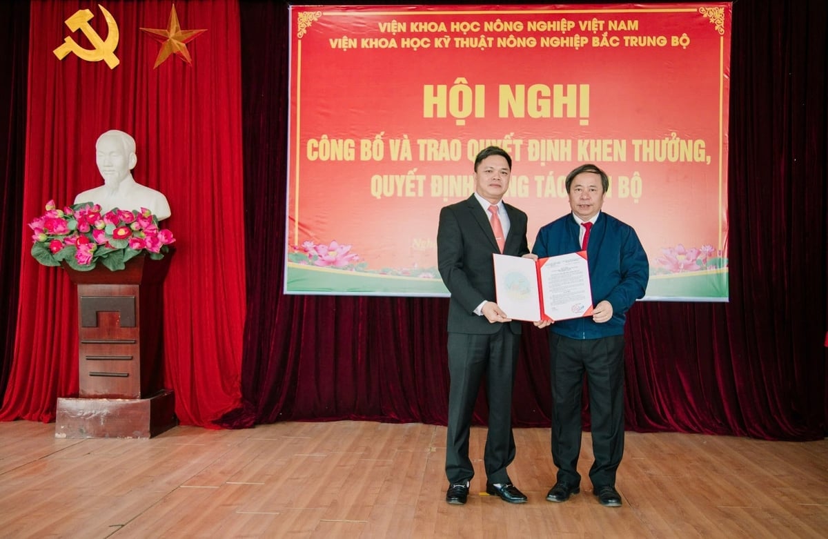 Ông Nguyễn Hồng Sơn, Giám đốc Viện Khoa học Nông nghiệp Việt Nam trao Quyết định bổ nhiệm ông Trịnh Đức Toàn (trái), Phó viện trưởng, Phụ trách Viện KHKT nông nghiệp Bắc Trung bộ. Ảnh: Ngọc Linh 
